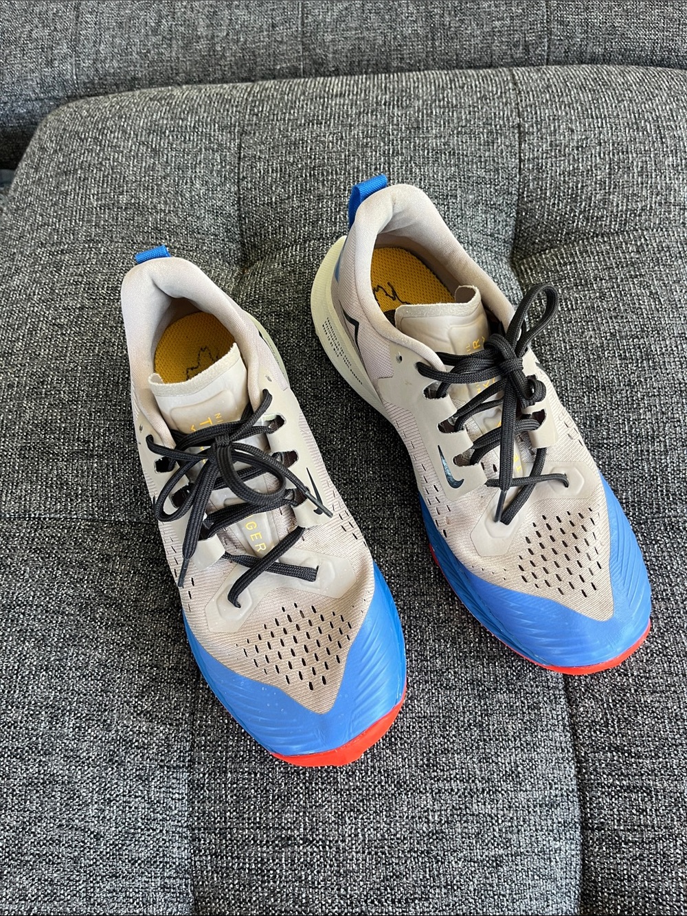 Nike Terra Zoom Kiger 5 Trail Runners Size 8.5/EU 40 Grey with Blue Toe/Red Sole
